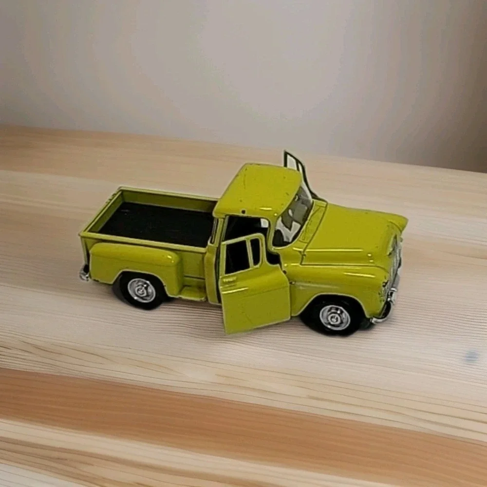 Kinsmart Pull Back Yellow 1955‎ Chevy Stepside Pickup Truck with Surfboard 1:32